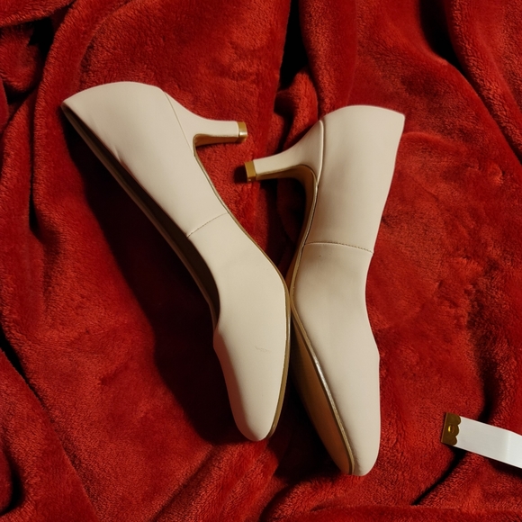 NWOB CLASSIC NUDE KITTEN LOW HEEL ROUND TOE MUST HAVE SHOE SIZE 7 - Picture 9 of 15